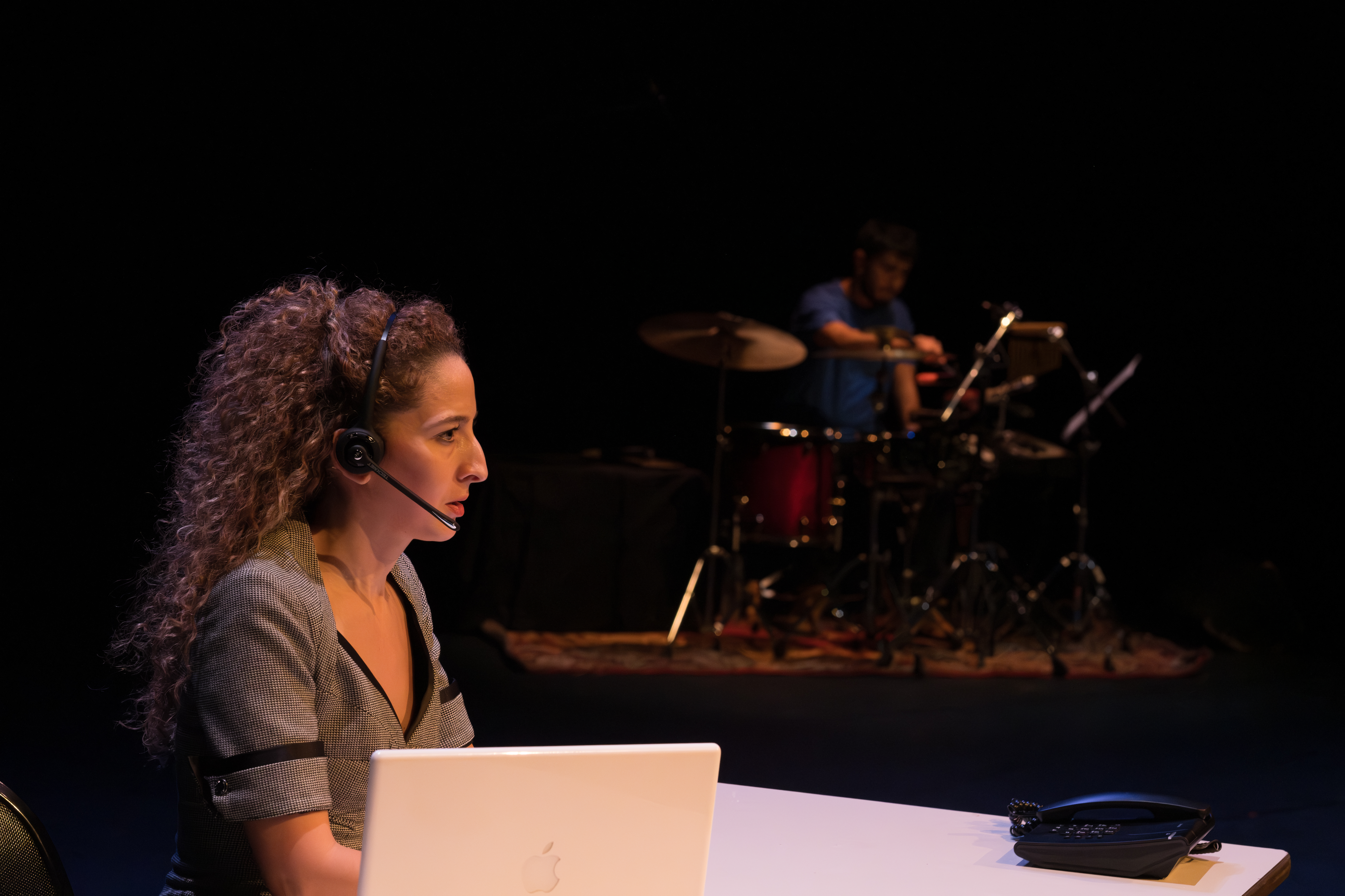 Autofiction engagée, London Bridge est le témoignage d’une jeune femme ambitieuse et déterminée, victime durant son enfance de violences conjugales. Le spectacle raconte une histoire de résilience, cette capacité à absorber les chocs traumatiques, et à tracer un chemin de vie envers et contre tout. Le récit délivre un message d’espoir pour ceux•celles qui se trouvent dans cette situation.